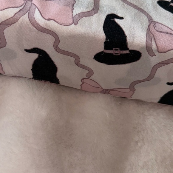 Cupcakes and Cashmere Witch Hat and bows
Sheet set 🧙🏻🎀🎀
2025 - Picture 3 of 6